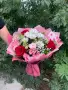 Букет из красных роз, хризантем и эустом Сердечное твое