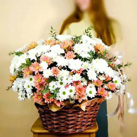 Корзина из белых и розовых хризантем Хризантемное волшебство