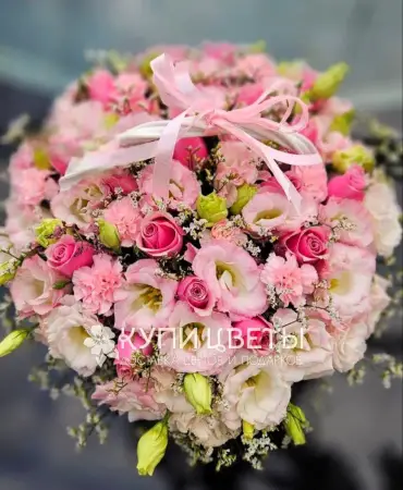 Корзина из розовых кустовых роз и эустом Праздничный Восторг