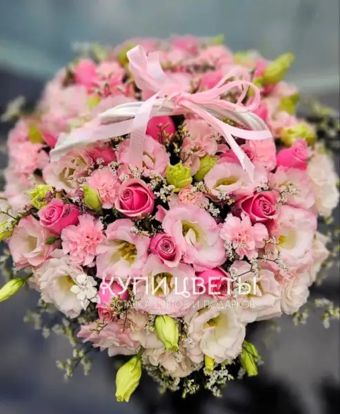 Корзина из розовых кустовых роз и эустом Праздничный Восторг