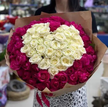 Букет из 101 белых и малиновых роз в форме сердца Заставляет сердце биться