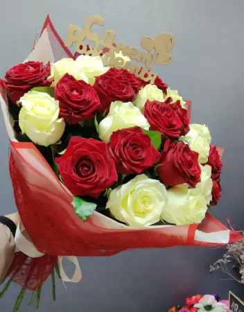 Букет из красных и белых роз День Рождения