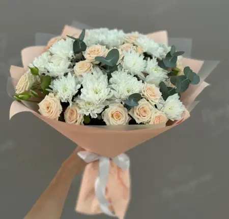 Букет из хризантем и кустовых роз Сливочный крем