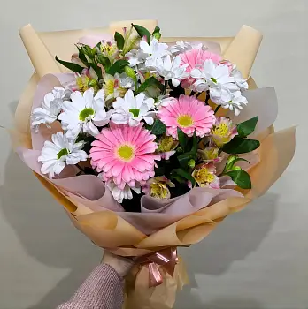 Букет из хризантем, альстромерий и розовых гербер Полевой этюд