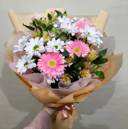 Букет из хризантем, альстромерий и розовых гербер Полевой этюд