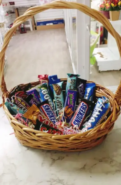 Подарочная корзина с шоколадными батончиками Сладкая корзина № 3