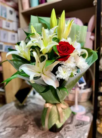 Букет из белых лилий и розы Изумруд