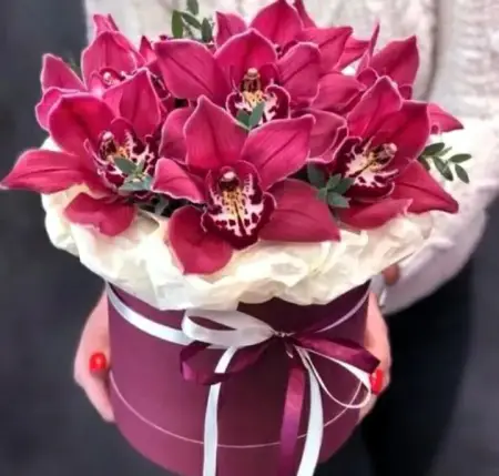 Букет из малиновых орхидей в шляпной коробке Орхидея в Шляпке