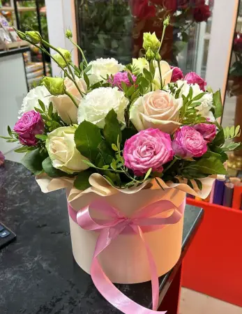 Композиция в коробке из роз и эустом Красота ослепительная