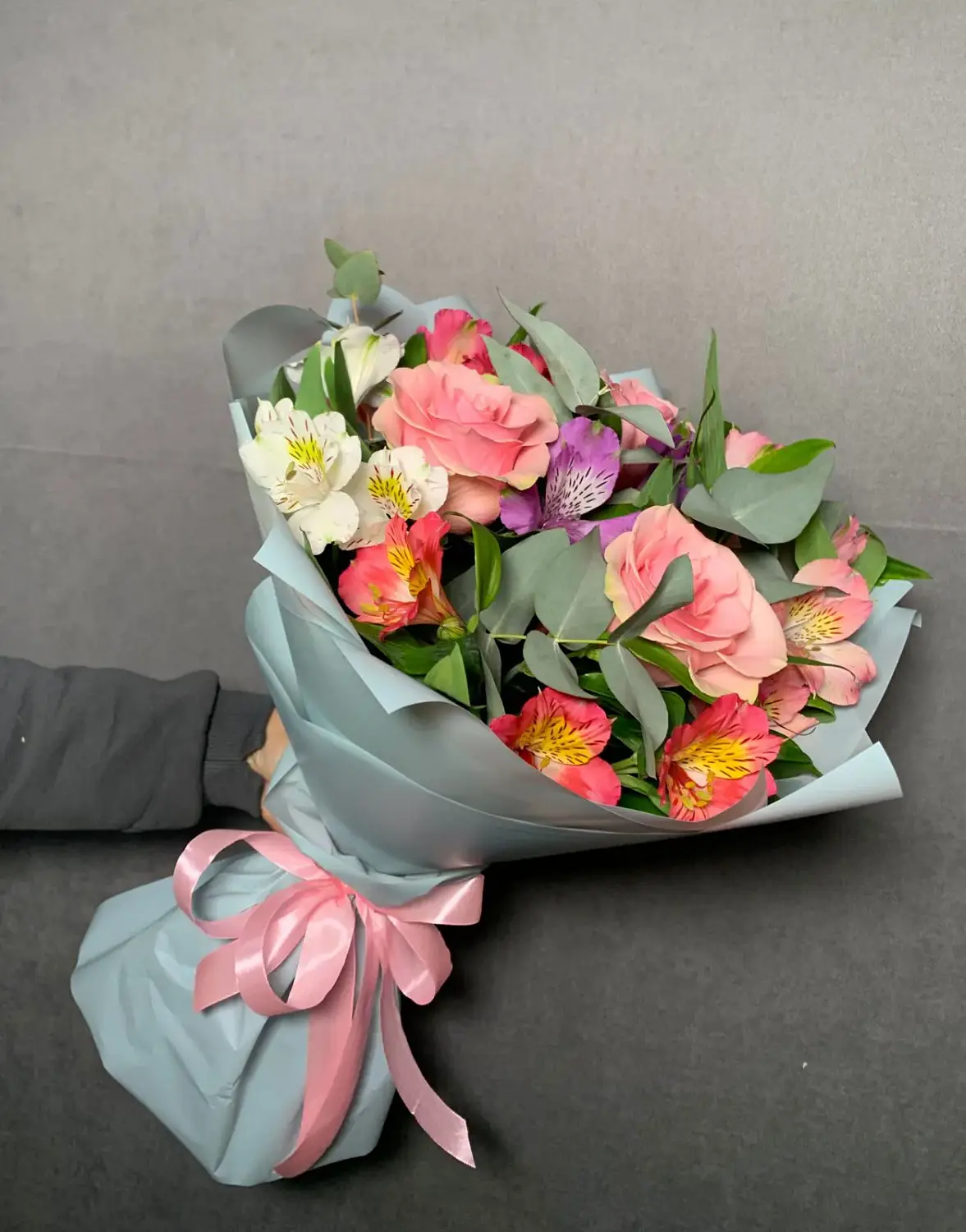 Букет из розовых роз и альстромерий Нежная любовь