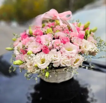 Корзина из розовых кустовых роз и эустом Праздничный Восторг