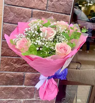 Букет из роз и гипсофилы Привет, красавица