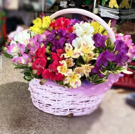 Корзина разноцветных альстромерий Взрыв эмоций