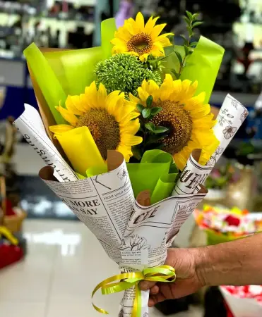 Букет из подсолнухов и зелени Маленькое солнышко