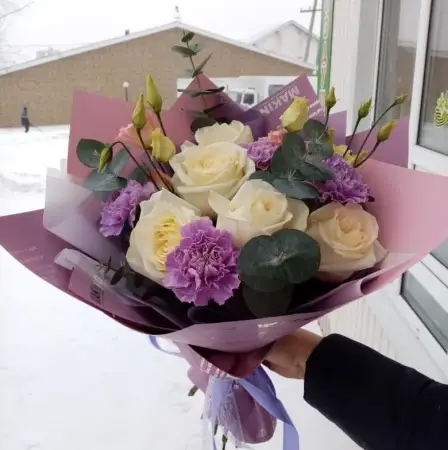 Букет из роз, гвоздик и эустом Локатор любви