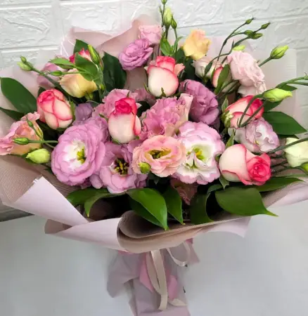 Букет из розовых роз и эустомы Чудесный сон