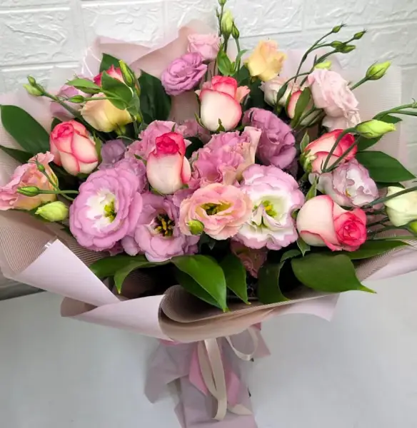 Букет из розовых роз и эустомы Чудесный сон