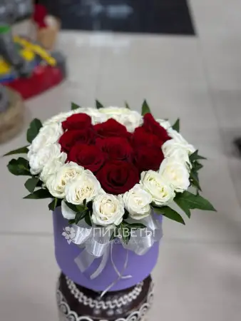 Букет в шляпной коробке из красных и белых роз Сердце