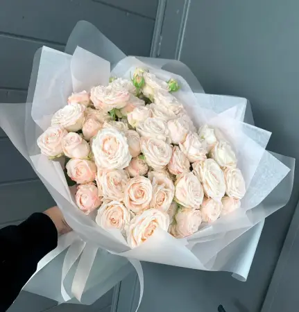 Букет из кремовых кустовых роз Нежные облака