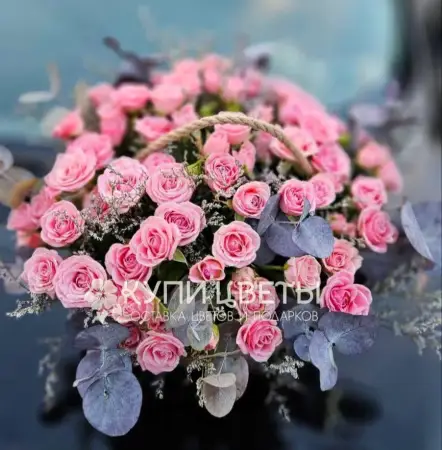 Корзина из кустовых роз и эвкалипта Драгоценный Дар