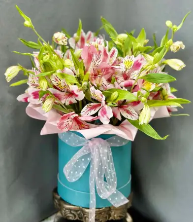 Букет из розовых альстромерий в шляпной коробке Мир в розовом цвете