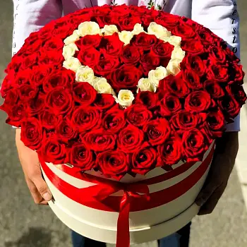 Букет из красных и белых роз в коробке Романтика в цветах