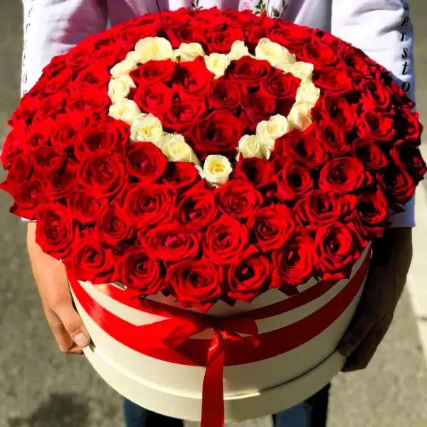 Букет из красных и белых роз в коробке Романтика в цветах