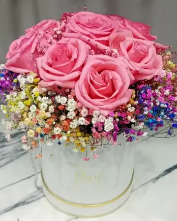 Букет из роз и гипсофилы в коробке Сказочная радость