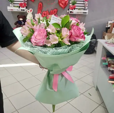 Букет из роз и альстромерий Музыкальный шедевр