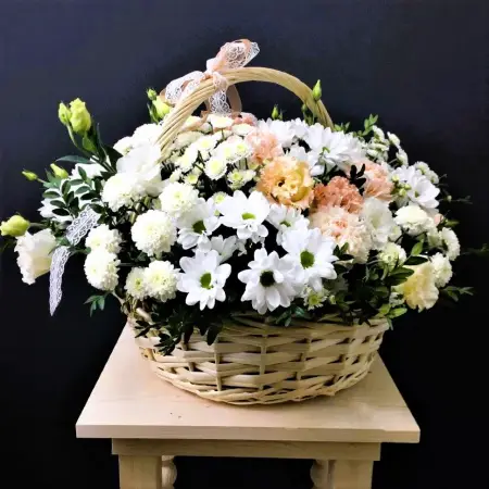 Корзина из кустовых хризантем и альстромерий Сказочный миг