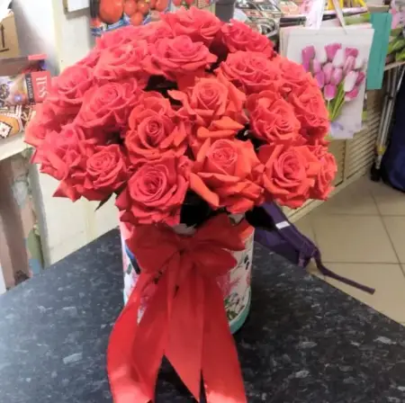 Букет из алых роз в шляпной коробке Сказочные розы