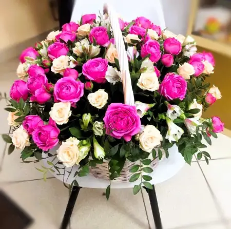 Корзина из розовых роз и альстромерии Фантазия