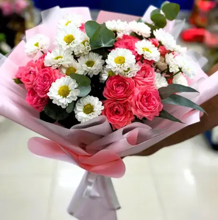 Букет из кустовых роз и хризантем Сказочный Цветник