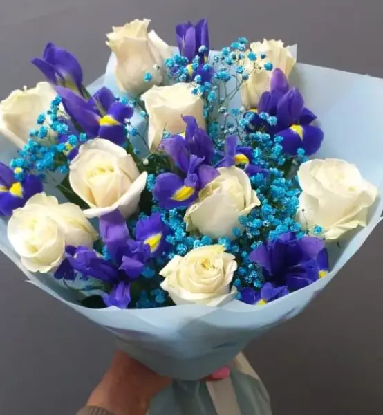 Букет из белых роз и ирисов Сердце океана