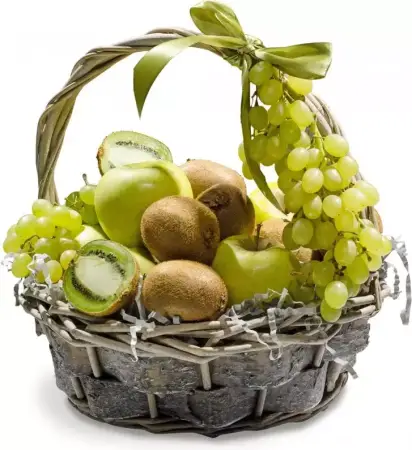 Фруктовая корзина из зеленых яблок, киви и винограда 