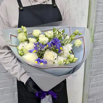 Букет из кустовых роз и ирисов Успокаивающий бриз