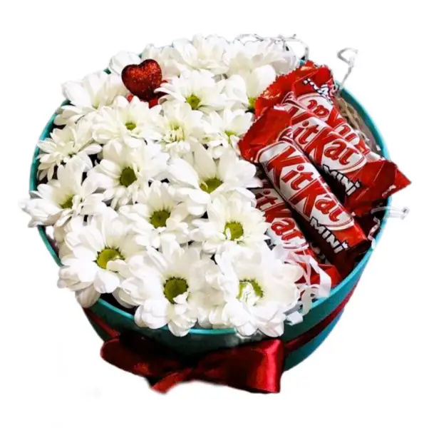 Подарочная коробка с кустовыми хризантемами и шоколадом Сладкие ромашки