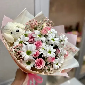 Букет из роз, хризантем и мягкой игрушки Сладкое великолепие