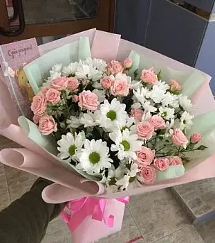 Букет из кустовых роз и хризантем Ягодный десерт