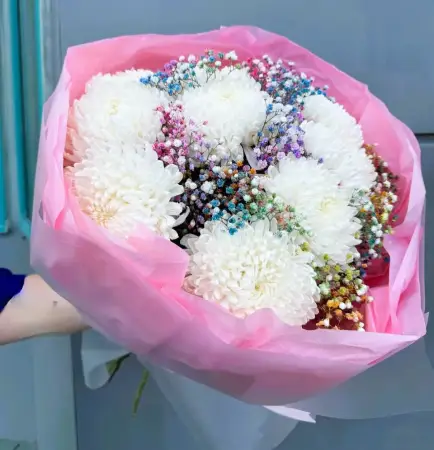 Букет из белых хризантем и гипсофилы Радужный пломбир