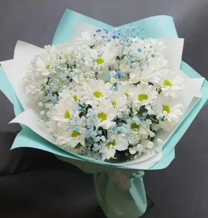 Букет из белых хризнтем и гипсофилы Для принцессы