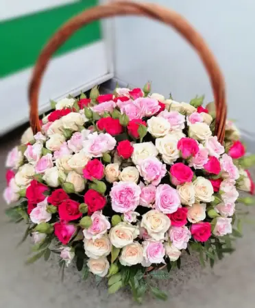 Букет из разноцветных кустовых роз Восторг