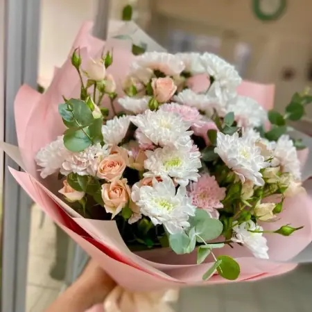 Букет из хризантем и кустовых роз Летний день