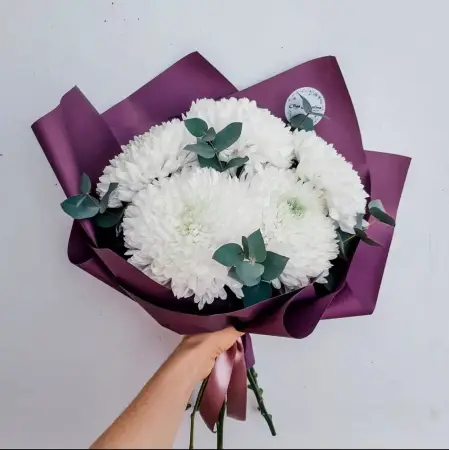 Букет Высокого Стиля из белых хризантем и эвкалипта 