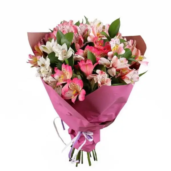 Букет из розовых и белых альстромерий Тихий шепот