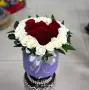 Букет в шляпной коробке из красных и белых роз Сердце