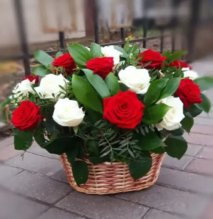 Корзина из красных и белых роз Страстный секрет