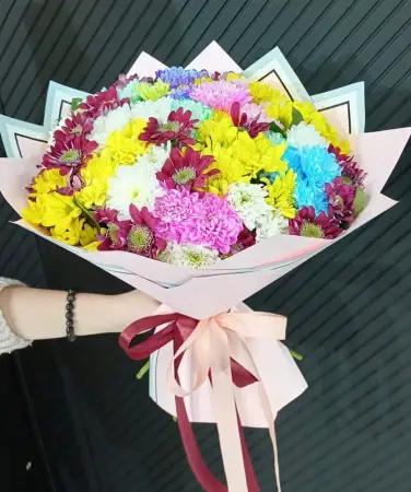 Букет из разноцветных хризантем Карнавал на Ямайке