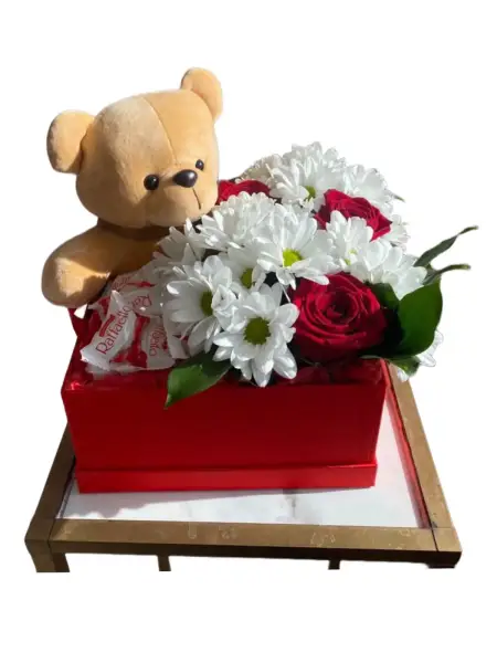 Подарочный набор из роз и хризантем с мишкой и конфетами Раффаэло Довольный Мишка
