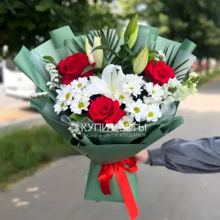Букет из красных роз, лилий и хризантем Лилиум